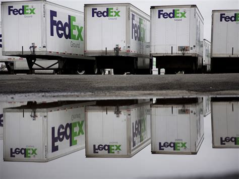 FedEx Contractor Revolt Escalates as Drivers Want Raises, End to Sunday