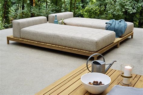 A perfect setting for reading a book, taking a nap or spending some quality time with your partner, the daybed. Code Teak Daybed - Couture Outdoor