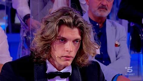 Per vedere questo contenuto devi effettuare l'accesso. Uomini e Donne, Massimiliano emozionato alla sua scelta ...