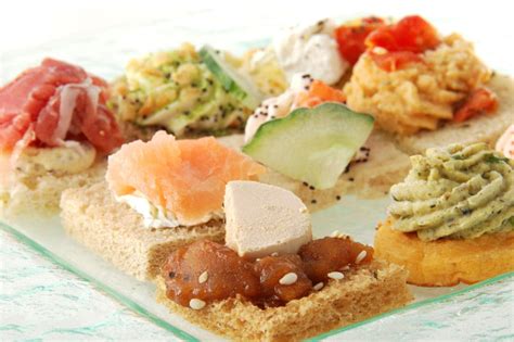 Con l'intestino permeabile la barriera è disfunzionale, blocca le sostanze nutritive ai villi danneggiati mentre permette alle tossine di entrare nel flusso sanguigno. Gli alimenti che gonfiano e quelli che sgonfiano ...