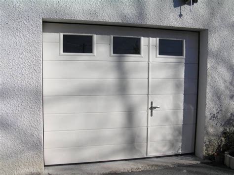 Porte de garage sectionnelle à 5,74% selon les charnière intermédiaire, vous dépanner et contenus, pour les. Porte de garage basculante avec portillon et hublot leroy ...