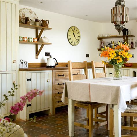 With these amazing design ideas, you can create a traditional kitchen that is warm and cozy, yet highly appealing to prospective homebuyers. Design Interior: Traditional Country Kitchen Ideas