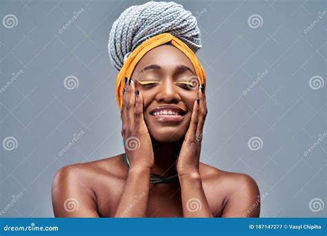 Atractiva Sonriente Alegre Afro Mujer Americana Sensual Chica Desnuda