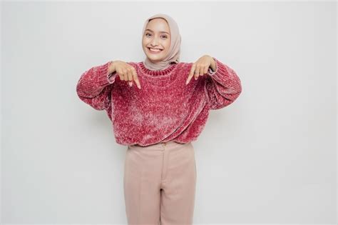 Mulher Asiática Excitada Vestindo Suéter Rosa E Hijab Apontando Para O Espaço Da Cópia Abaixo