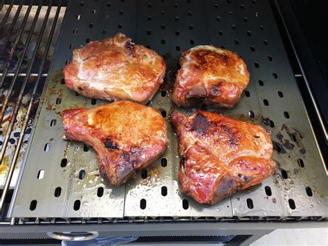 Rec Tec with sear plates. That'll do pig. That'll do. : r/grilling