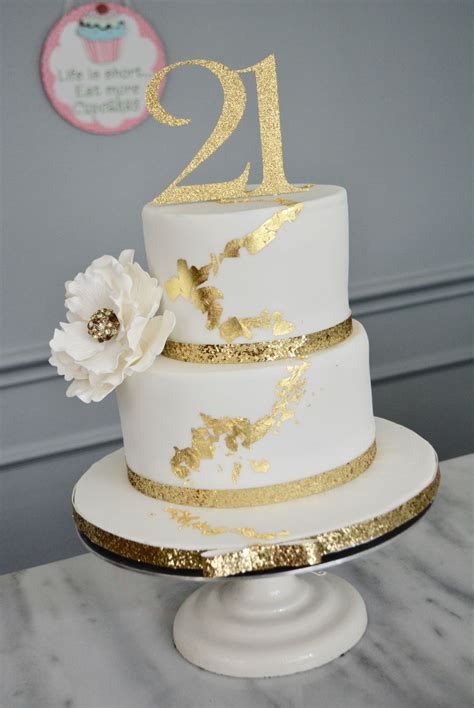 Gold leaf is gold that's been hammered into a thin foil and is usually sold in sheets or rolls. Gold Leaf Cake - CakeCentral.com