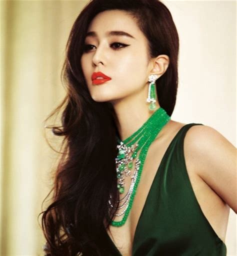 Phạm băng băng xuất hiện dịu dàng như gái quê nhưng nhan sắc vẫn không chê vào đâu được. Phạm Băng Băng: Tôi tự đóng cảnh nóng