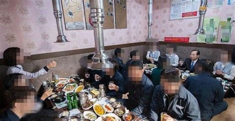 오거돈 부산시장이 사흘전 자신의 sns 에 직접 올린 회식 사진이 논란입니다. '회식 사진' 때 이미…오거돈 사퇴 '예견된 일'이었나 - 노컷뉴스