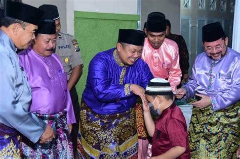 Bahasa itu tersusun secara teratur dan mempunyai arti. Berita Bupati Amril, "Persaudaraan yang Baik, Bukan Saja ...