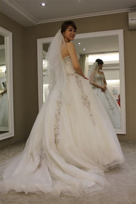 田嬰輕輕飛呀，飛過山坪，自由自在覓相找。 taiwanese hokkien, trad.田婴轻轻飞呀，飞过山坪，自由自在觅相找。 taiwanese hokkien, simp. from: 恭喜!曹雅雯披白紗「嫁」許富凱 - 自由娛樂