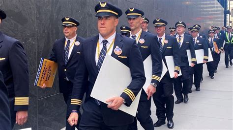 United Airlines Pilots Union Moves Closer To Strike Gun Rights
