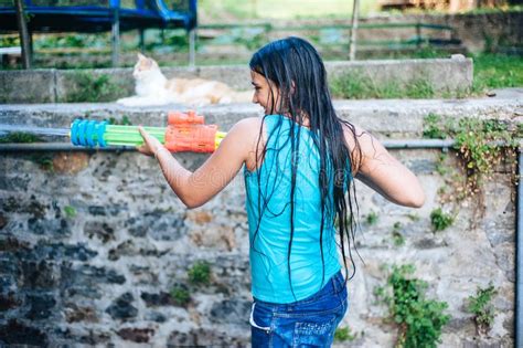 In houston feiert eine gruppe im garten eines mehrfamilienhauses den geburtstag eines dreijährigen. Kinderspiel Im Garten Mit Gewehren Und Wassergewehren Auf ...