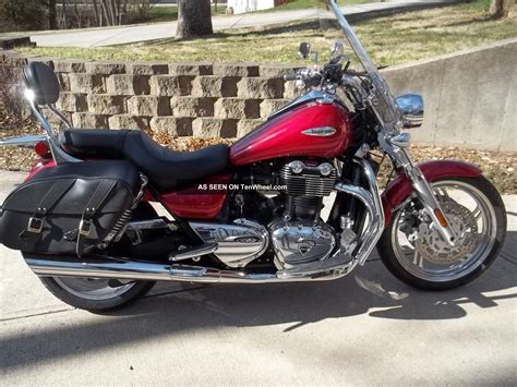 The triumph thunderbird seat height is 700 mm (27.6 inches) if adjustable, lowest setting. 2010 Triumph Thunderbird Se