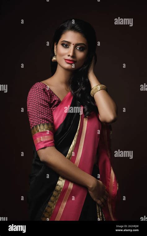 Beautiful Indian Woman Wearing Traditional Sari Dress Stock Photo Alamy