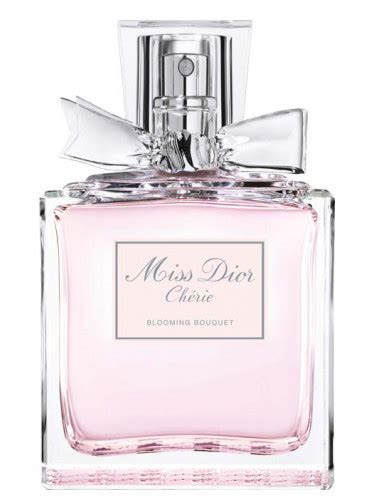 Smalku peonijas un rožu nošu buķete, kuru noslēdz kalabrijas bergamota svaigums un izdaiļo baltā muskusa mežģīnes. Miss Dior Cherie Blooming Bouquet 2007 Christian Dior ...