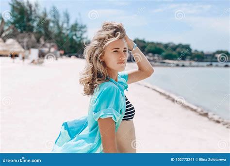mooie jonge vrolijke vrouw in bikini op het strand stock afbeelding image of schoonheid mooi