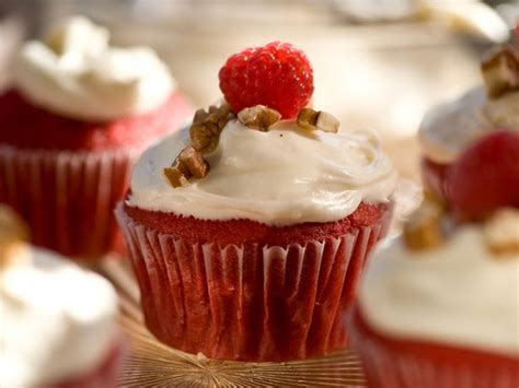 Now add a dollop of frosting over the cake and spread them. Paula Deen Cake Recipes: Red Velvet Cupcakes with Cream ...