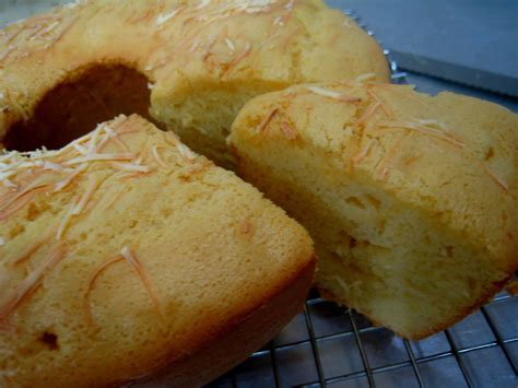 Warnanya tidak coklat untuk bagian atas bolu, karena memanggang dengan panci serbaguna. mom's cake: bolu tape .....mak nyuss