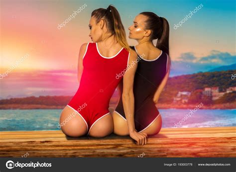 Twee Sexy Meisjes Met Mooie Ronde Billen Op Het Strand Van Zon ⬇ Stockfoto Rechtenvrije Foto