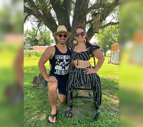 Aerialist Performer Born With No Legs Finds True Love Marries Man From
