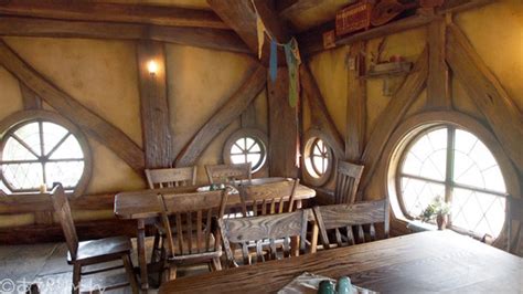 #01 二千年後の君へ ―シガンシナ陥落 #02 その日 ―シガンシナ陥落 #03 絶望の中で鈍く光る ―人類の再起 #04 解散式の夜 ―人類の再起 #05 初陣 ―トロスト区攻防戦. ファンタジー 家 内装 イラスト - Hōmuaidea