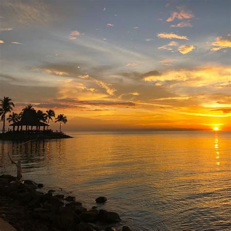 The capital of the state of sabah located on the island of borneo , this malaysian city is a growing resort destination due to its proximity to tropical islands, lush rainforests and mount kinabalu. 8 Pantai Di Kota Kinabalu Dengan Pemandangan Senja ...