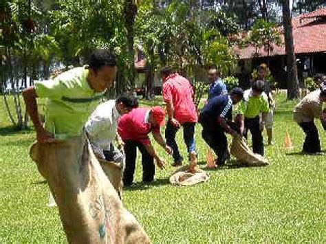 Mereka harus berlari dengan menyarung guni di kaki dan. lari dalam guni - YouTube