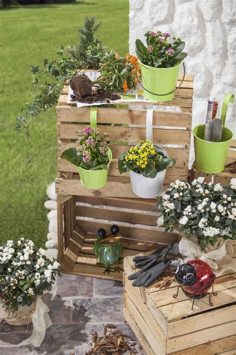Stellen sie eine päonienblüte in ein margarita glas und fügen sie ein teelicht hinzu. Gartendeko für draußen