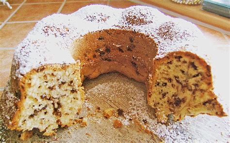 Im boden sind gemahlene mandeln und schokoladenstreusel, welche den t. Schoko - Eierlikör - Kuchen von sabbel007 | Chefkoch.de