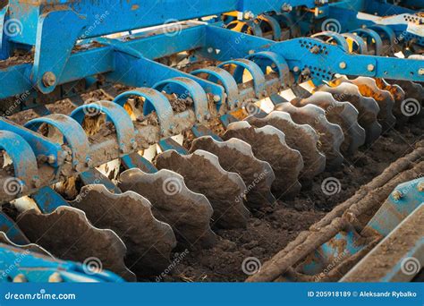 Le Tracteur Laboure Le Sol Charrue De Machines Agricoles Image Stock