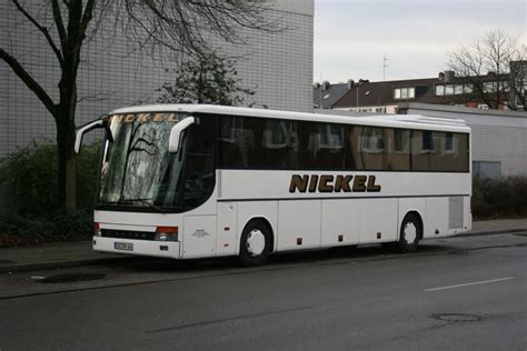 Ebenfalls hielt sich dort eine gruppe von zwei männern und drei frauen, von denen eine. Nickel Reisen (GE RN 66) vor dem Schwimmbad in ...
