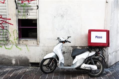 Ce dimanche, en région parisienne, un livreur de repas à domicile a été agressé par un individu devant un restaurant à cergy (val d'oise). Violence à Évreux : un livreur de pizzas agressé par un mineur dans le quartier de la Madeleine ...