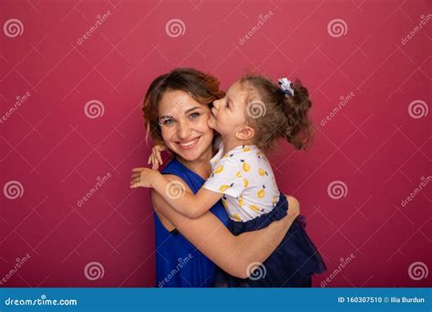 Madre E Hija Alegres Sonriendo Y Teniendo Un Abrazo Foto De Archivo
