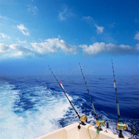 Pesca Della Barca Che Pesca A Traina Nelloceano Blu Profondo Verso Il