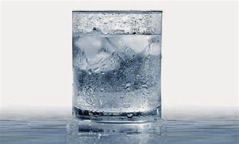 4 Masalah Kesehatan Akibat Sering Minum Air Es