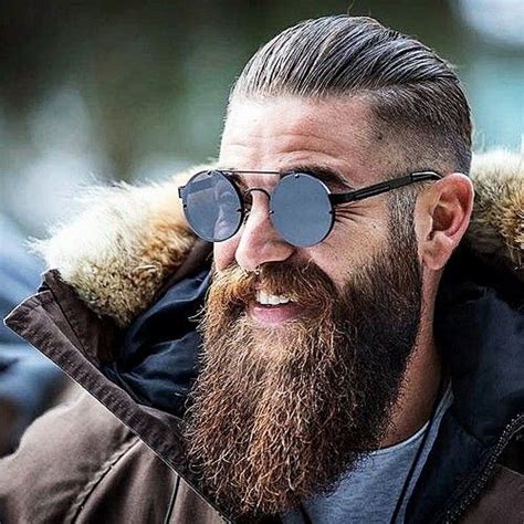 Angesichts der vielen verschiedenen bartypen und der verschiedenen arten, einen bart zu stylen und zu formen, kann die echte herausforderung manchmal darin bestehen, die richtigen bartschnitte und. 23 Schöne Männer Haarschnitt und Bartstil für 2019 ...