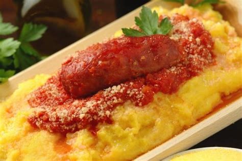 Quello della polenta con salsiccia e funghi è un primo piatto ricco completo e assolutamente sostanzioso. Polenta con salsiccia e formaggio - Ricetta di Fidelity Cucina