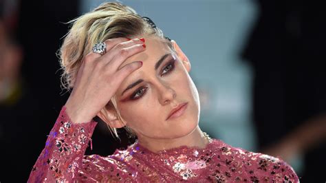 Got her start in panic room and rose to fame in the twilight saga. Kristen Stewart Would Rather Hold Her Girlfriend's Hand ...