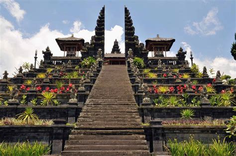Tempio Madre Di Besakih Vetta Sacra Dellisola Di Bali Vacanze A Bali