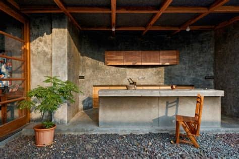 Toda la casa está rodeada de terrazas de madera de ipe y cerrada por una va. Casa de madera y cemento en India, diseñada por Studio ...