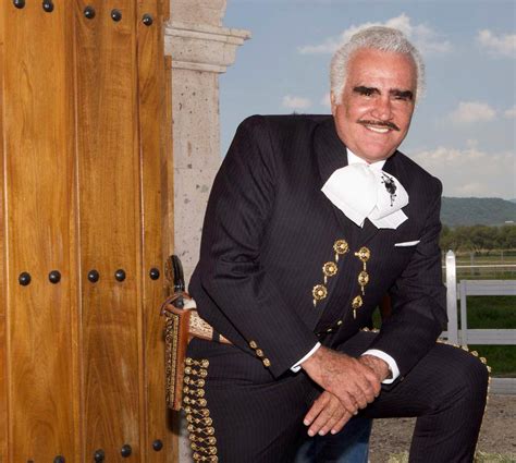 Nicknamed el charro de huentitán (the charro from huentitán), el ídolo de méxico (the mexico's idol), and el rey de la música ranchera (the king of ranchera music), fernández started his career as a busker, and has since become a cultural icon, recording more than 50. Vicente Fernández compone corrido para Hillary Clinton ...