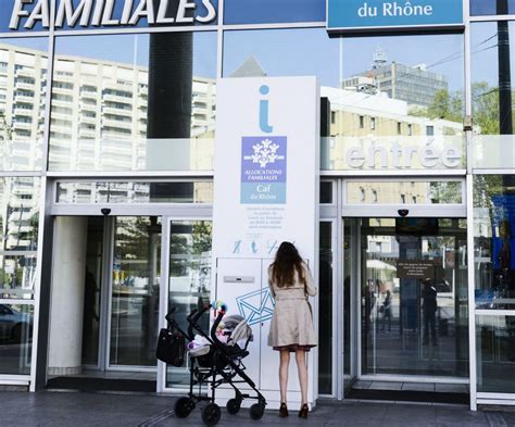 La pension alimentaire peut également prendre la forme de la fourniture d'un moyen de subsistance comme l'abandon de l'usufruit du logement familial…ou le certaines juridictions ont établi une table de référence recensant les données chiffrées. Pension alimentaire garantie - Le Parisien