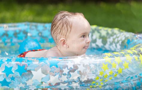 快乐的 9 个月大男婴在充气游泳池玩耍风景名胜免费下载 格式 5690像素 编号43559361 千图网