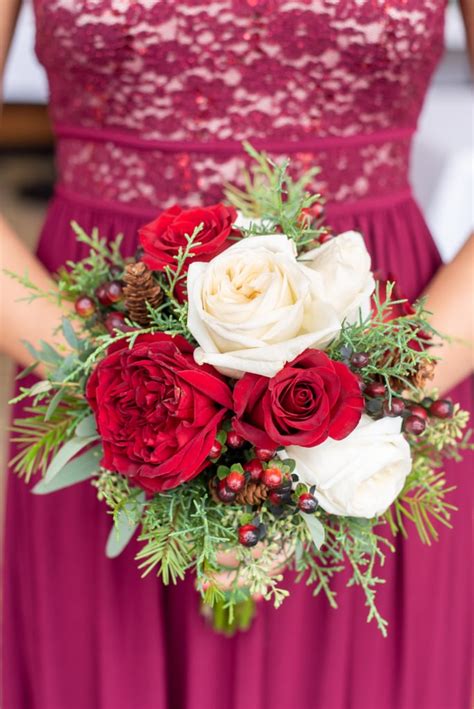 Red and White Rose Bouquet | The Best Christmas Wedding Ideas | 2019