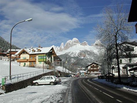 Raggiunta trento la corsa si dispone sulla riva destra dell'adige. Images of Val di Fassa from the Dolomites in Italy