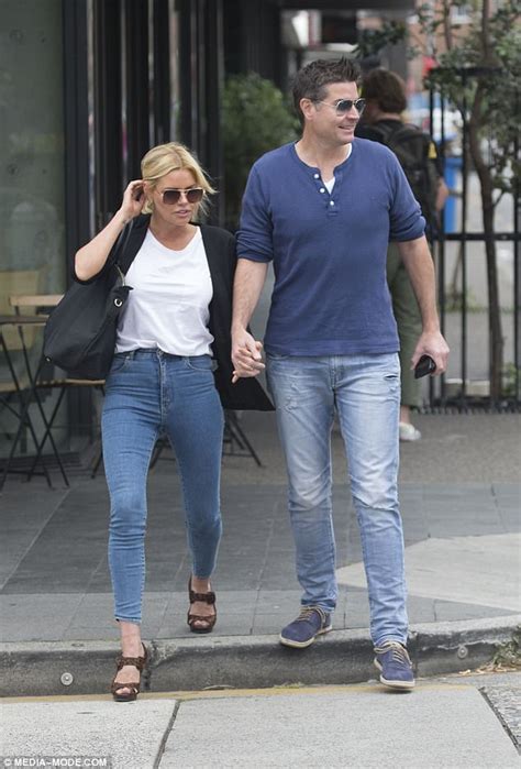The Bachelorette S Sophie Monk And Stu Laundy Share Kiss Daily Mail Online
