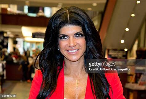 teresa giudice sings copies of her new book fabulicious on the grill photos and premium high res