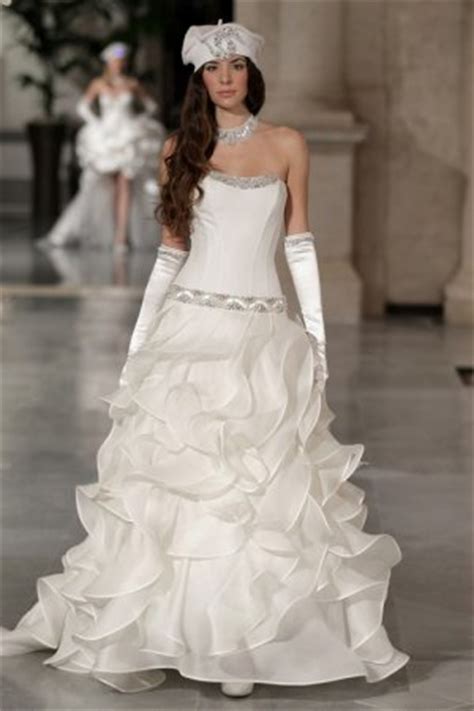 Chiamate prima, per assicurarvi che vendano abiti da sposa. La nuova collezione di abiti da sposa di Atelier Aimée ...