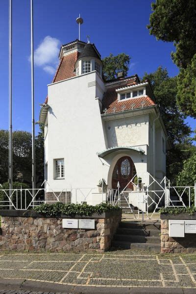 Dem jugendstil zuzuordnende strömungen sind der reformstil (nach der reformbewegung), der secessionsstil (nach der wiener secession), modernisme (bezogen auf katalonien), in russland modern, tschechisch secese, slowakisch secesia. Mathildenhöhe in Darmstadt; Haus Deiters 1901, Joseph ...