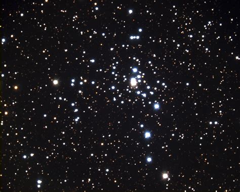 Mirando profundamente en el universo, el nasa / esa telescopio espacial hubble capta un vistazo de las numerosas estructuras en forma de brazo que se extienden alrededor de esta galaxia espiral barrada, conocida como ngc 2608. Galaxia Espiral Barrada 2608 | Libro Gratis